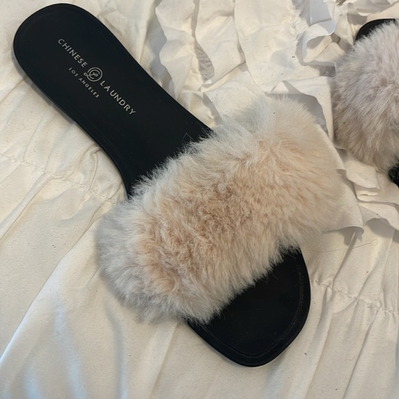 Chinese laundry black slides with off white faux fur - Picture 2 of 3
